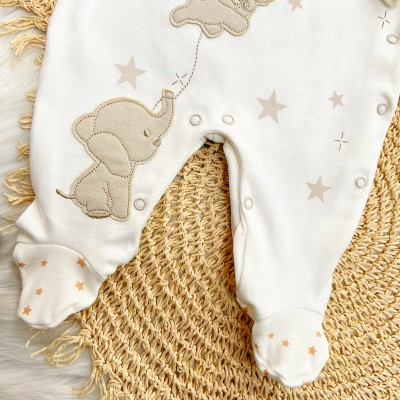 Macacão Malha Trape Zape - Elefantinhos e Estrelinhas - Off White e Bege